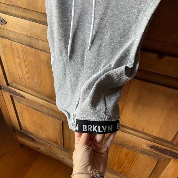 Sleeveless Hoodie - Picture 3 of 4